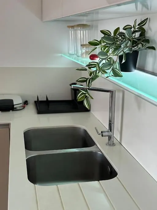 Leos Apartment Тирана