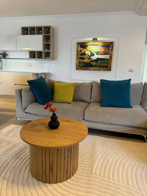 Leos Apartment Тирана